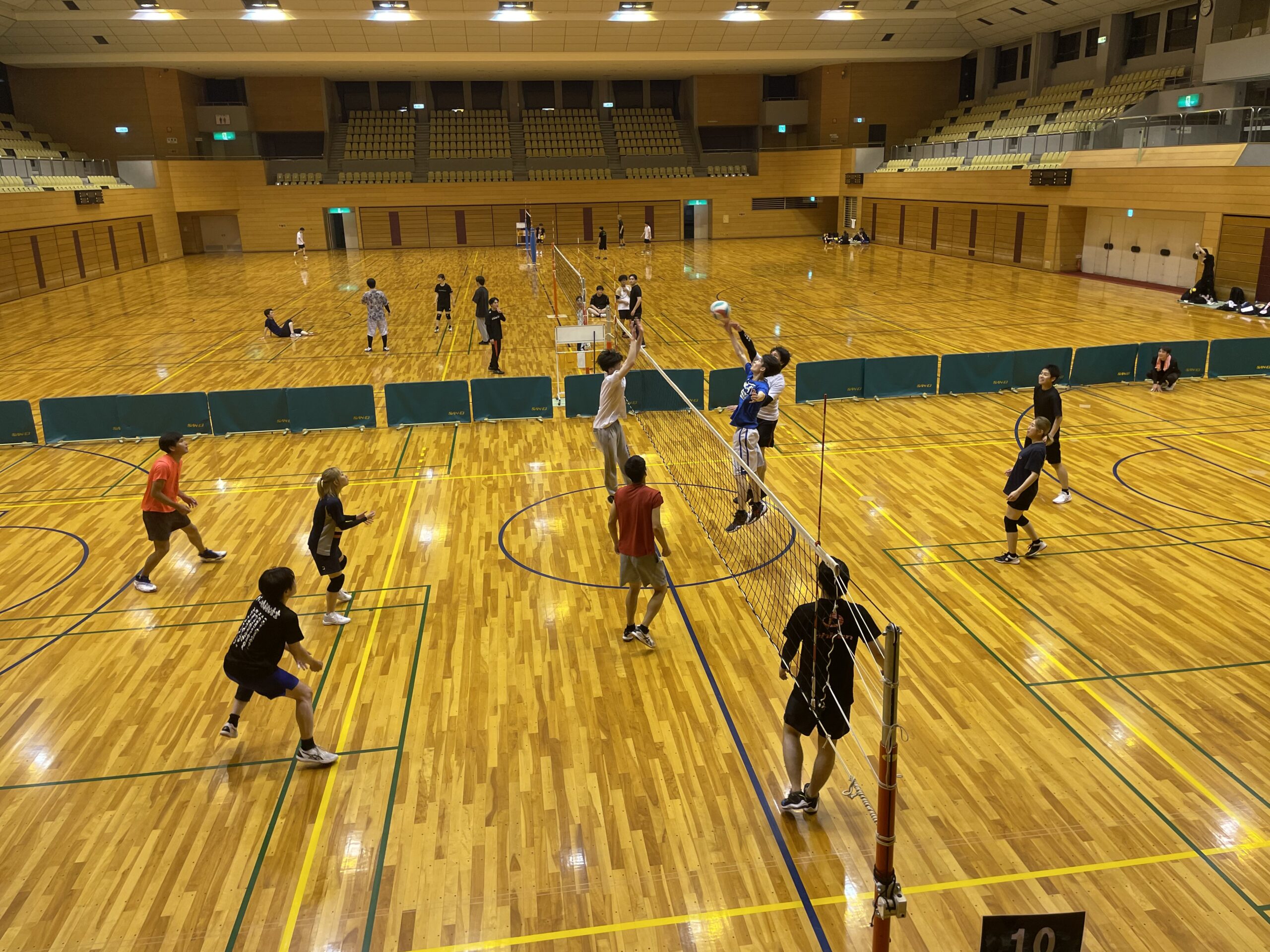 【経験問わず】涼しくなってきたのでバレーやりませんか？🙌